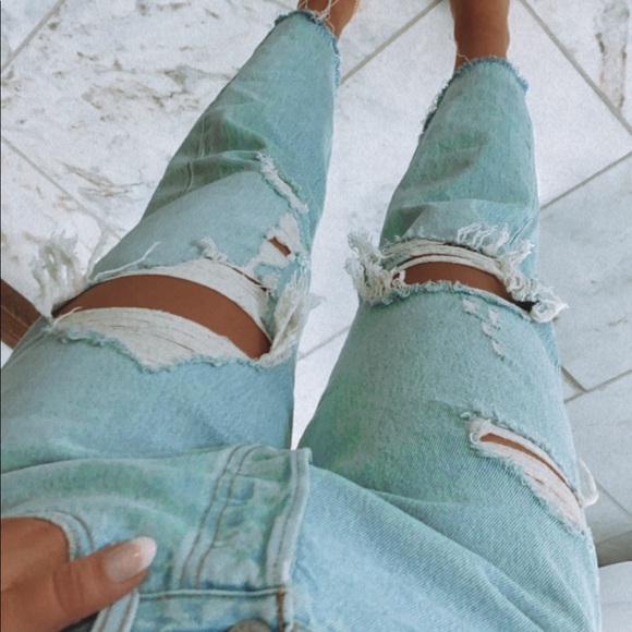 Light wash Levi’s jeans - Picture 2 of 3